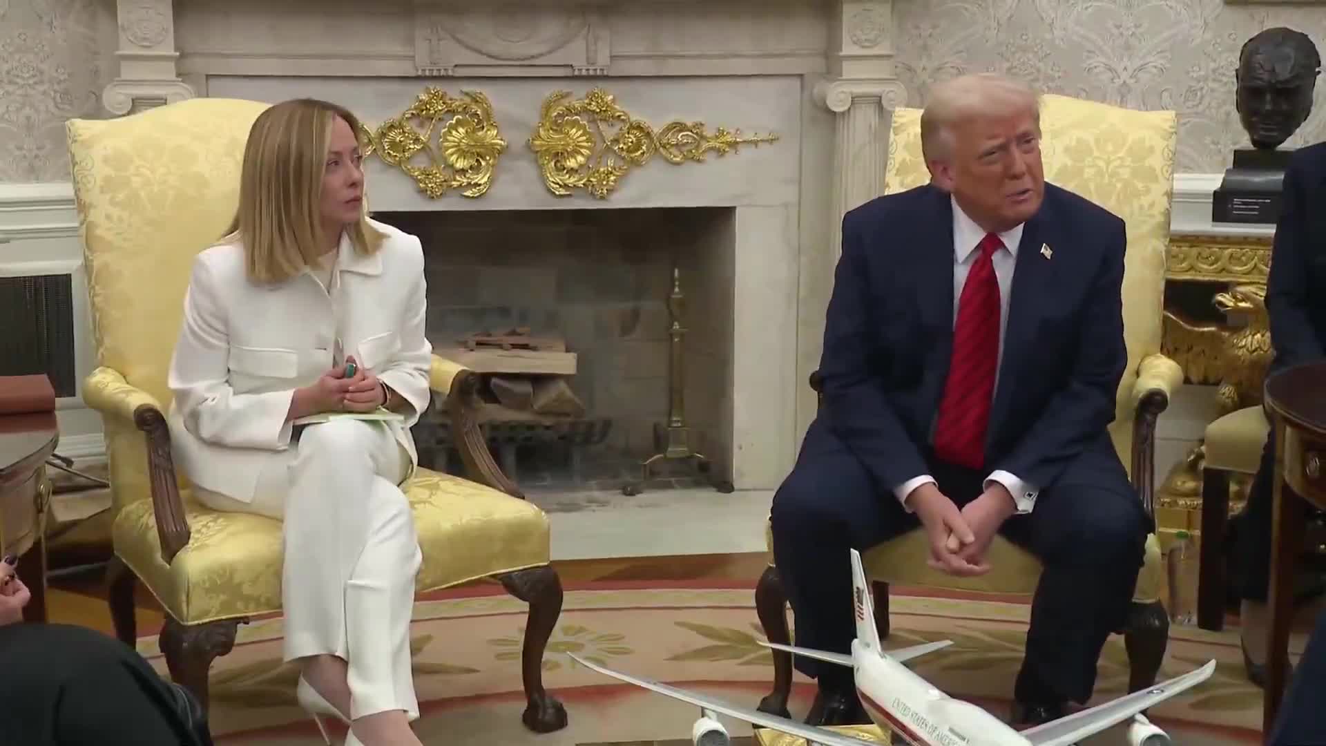 @POTUS: No culpo a Zelenskyy, pero no me entusiasma que haya comenzado esa guerra. Es una guerra que nunca habría comenzado si yo fuera presidente. Millones de personas estarían vivas ahora mismo y habrían muerto.