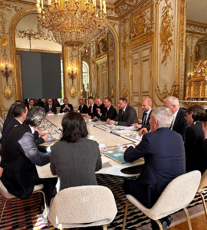 Jefe de la Oficina del Presidente de Ucrania: Se celebraron en París reuniones de delegaciones de Ucrania y Estados Unidos, así como con representantes de los países participantes en la coalición de los dispuestos. Se mantuvieron varias reuniones con el ministro de Asuntos Exteriores, Andriy Sybiga, y el ministro de Defensa, Rustem Umerov. En particular, se celebraron negociaciones bilaterales entre la delegación ucraniana y la delegación estadounidense, integrada por el secretario de Estado, Marco Rubio, y los representantes especiales del presidente de Estados Unidos, Stephen Witkoff y Keith Kellogg.