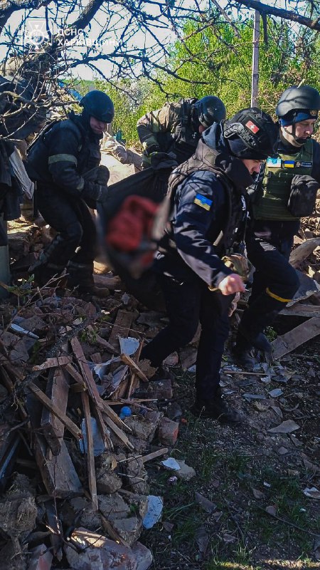 A body extracted from the rubble of the house bombed by Russian aviation in an airstrike last evening in Kupiansk