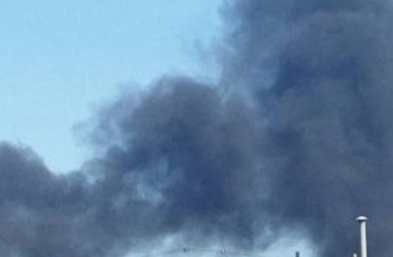 El humo se eleva en Pavlograd tras una nueva explosión