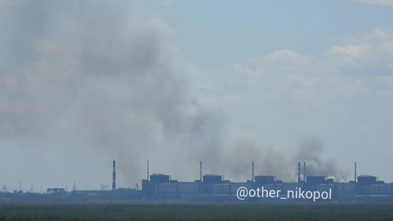 El humo se eleva cerca de la central eléctrica de Zaporizhia en medio de un apagón en la parte ocupada de la región de Zaporizhia.