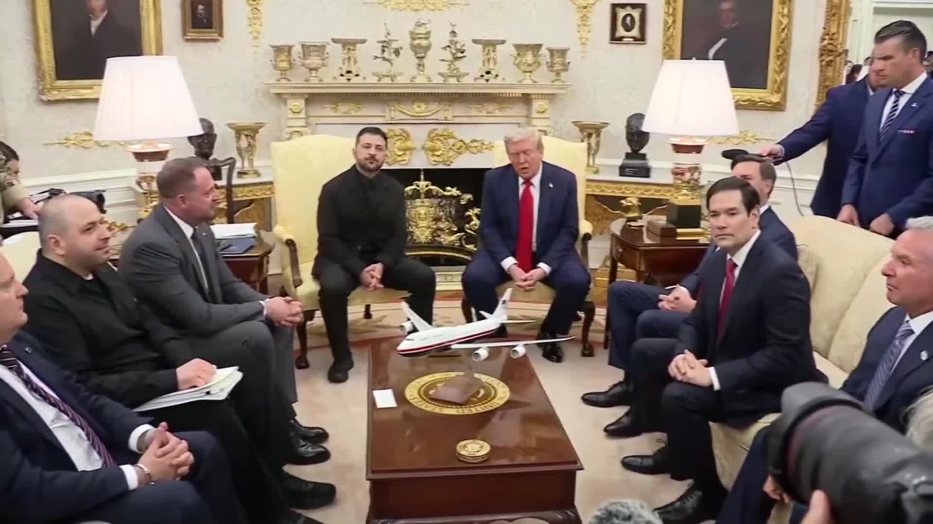 Trump:  It is an honor to have the president of Ukraine with us. Meeting between U.S. and Ukraine began in White House