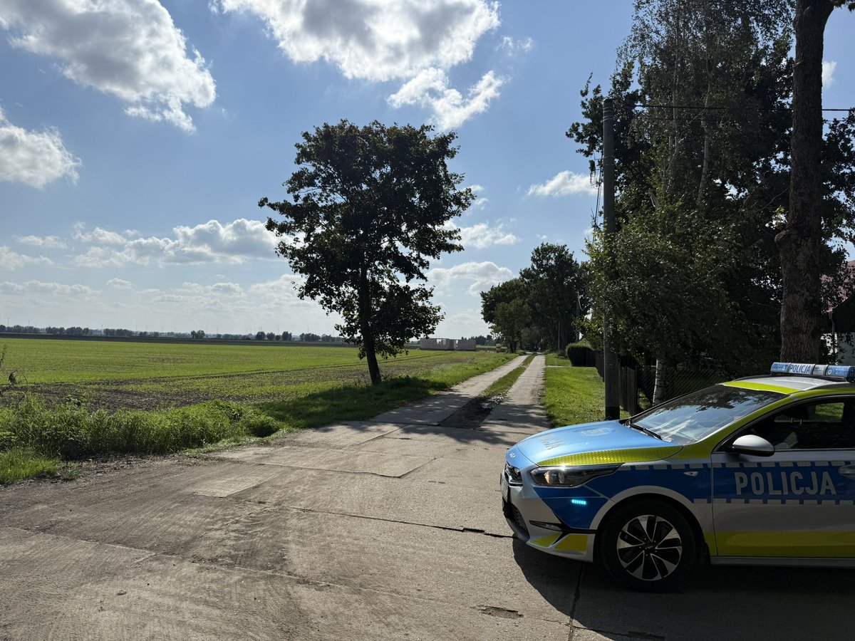 Oleśno, Gronowo Elbląskie commune. A drone crashed in a field a few hundred meters from this location. It was found by a farmer who had heard the noise earlier. The drone was the size of a car. Residents heard the Volunteer Fire Department sirens in the morning, then saw a large police presence in addition to the fire department. @RadioZET_NEWS