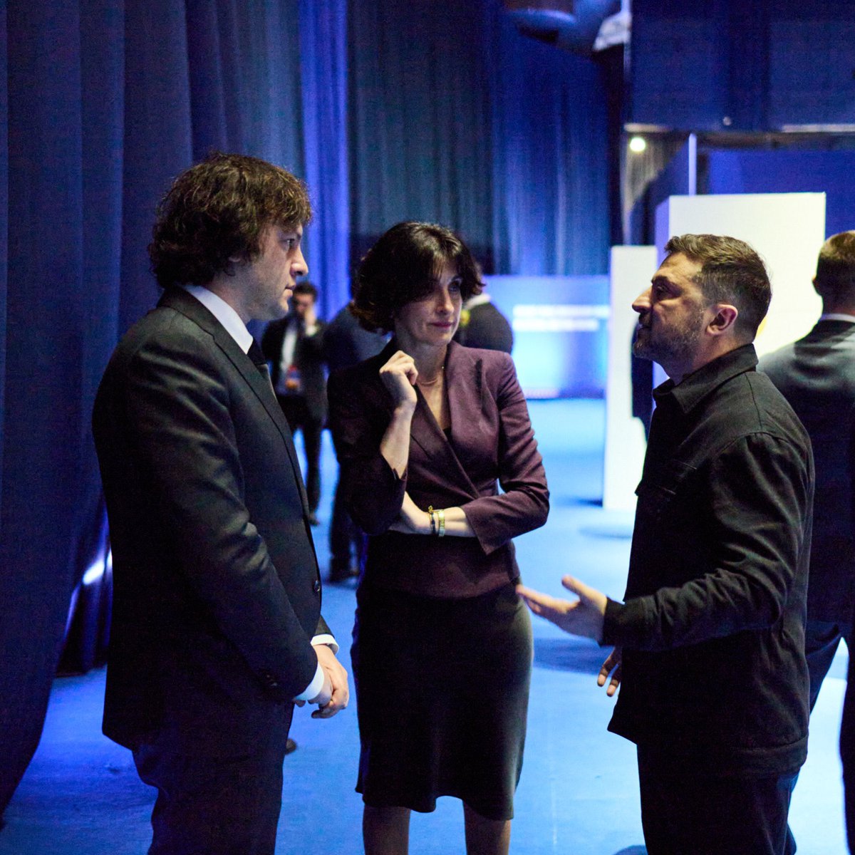 On the sidelines of EU-Armenia summit in Yerevan, President Zelenskyy briefly met Georgian PM Kobakhidze. Two readouts followed: Georgian Government: “We met upon the request of Ukrainian side”. Zelenskyy: “We always respected and respect Georgia, her sovereignty and people”