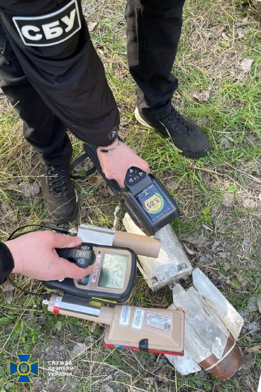 Der ukrainische Sicherheitsdienst gab die Feststellung erhöhter Strahlungswerte an den Trümmern einer russischen Drohne nach dem Angriff auf die Region Tschernihiw im April bekannt. Laut dem Dienst wurden im Gefechtskopf der R-60-Rakete, die Russland zusammen mit den Geran-2-Drohnen einsetzt, Elemente von abgereichertem Uran gefunden. In der Nähe der Trümmer wurde eine Strahlung oberhalb der natürlichen Hintergrundstrahlung gemessen; die Trümmer wurden daraufhin sicher geborgen.