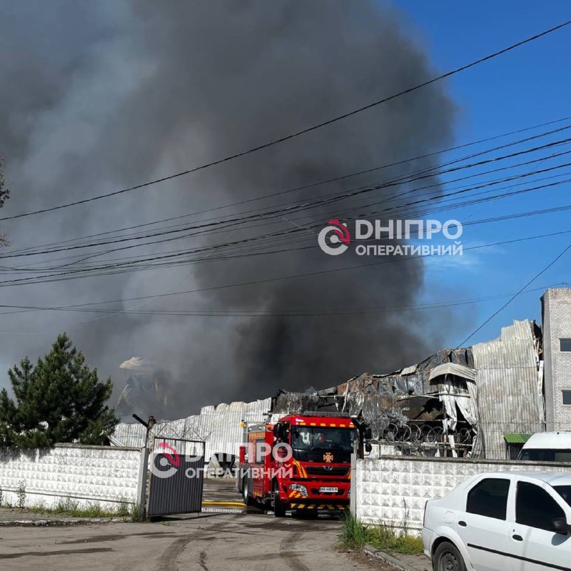 Großbrand in einem Lagerhaus in Dnipro nach russischen Luftangriffen in der Nacht