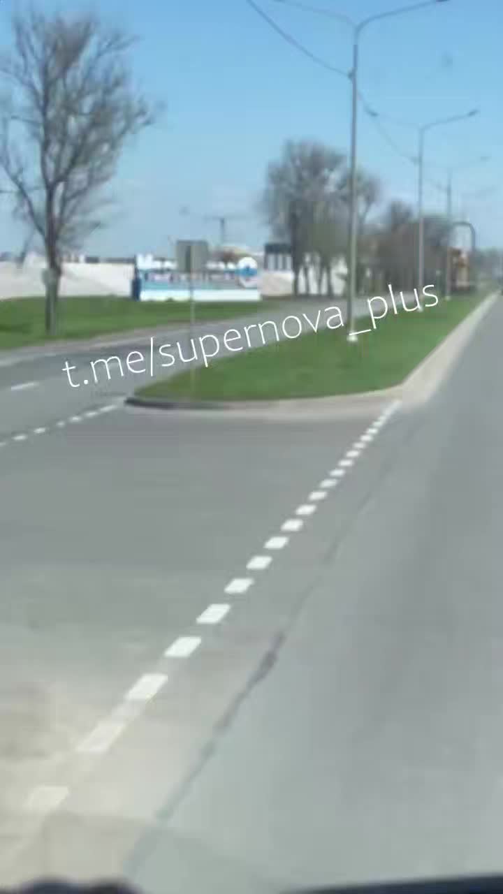 Ein veröffentlichtes Video zeigt gezielte Tankwagen auf der Autobahn Mariupol-Taganrog.