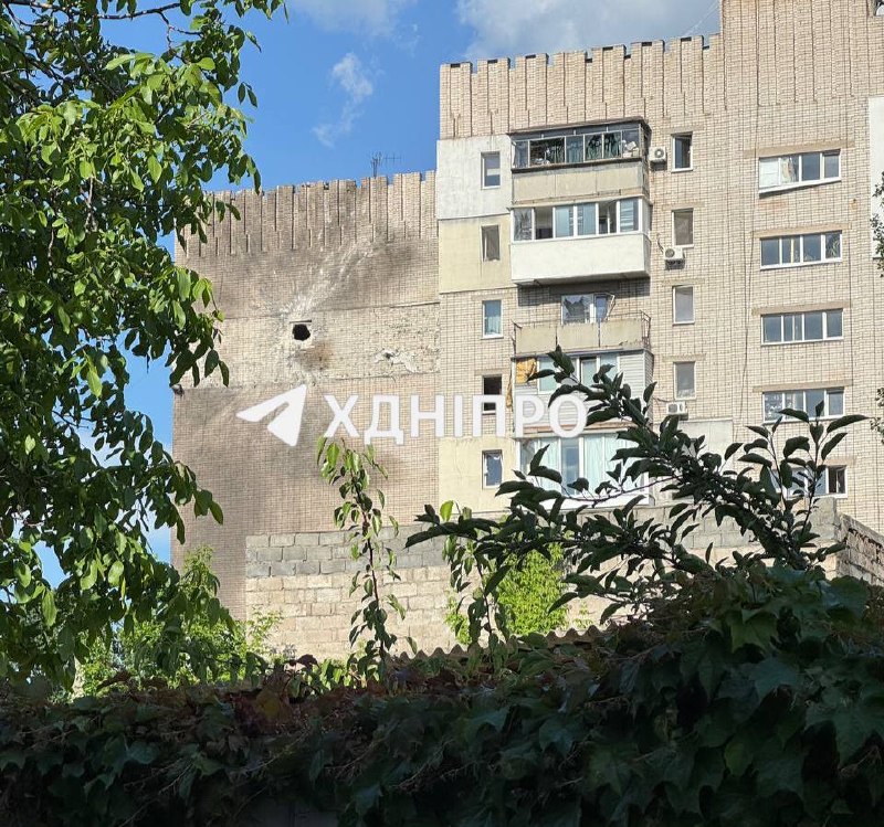 Mehrere Drohnenangriffe in Dnipro. Schäden an Wohnhäusern.