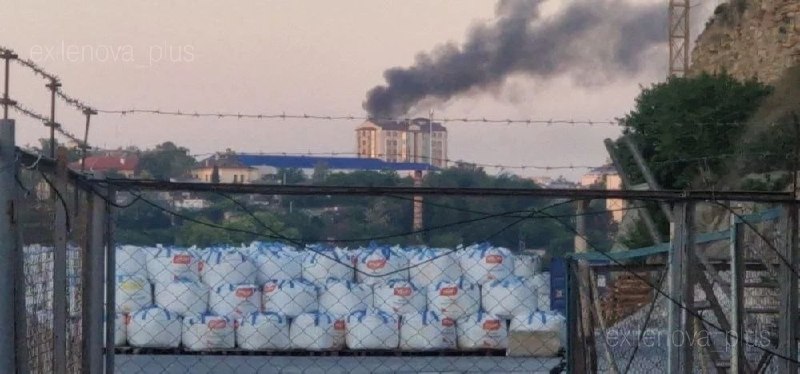 Nach Explosionen heute Morgen brach in Sewastopol ein Feuer aus.