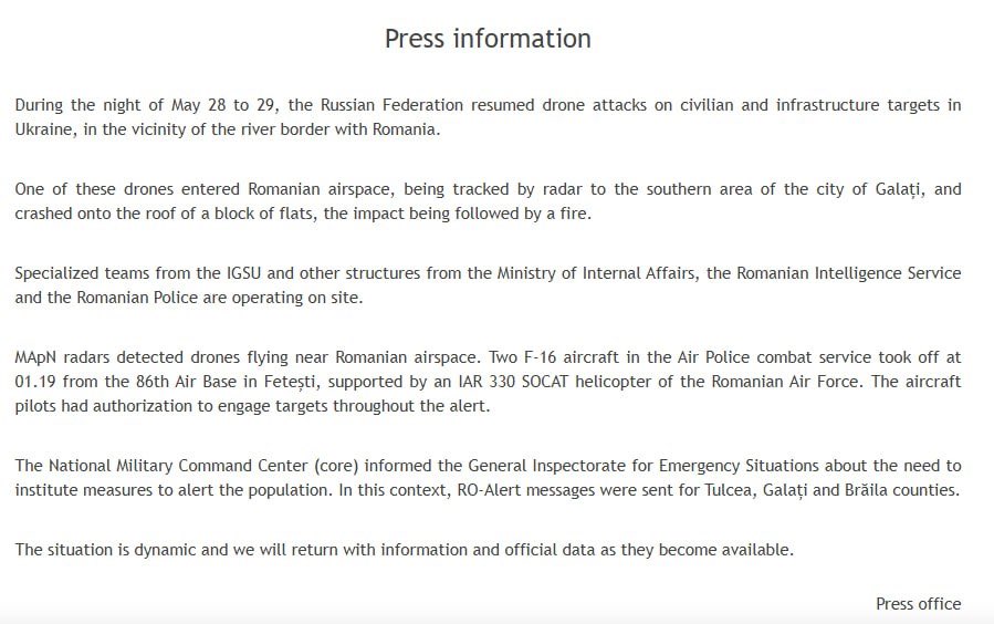 Das rumänische Verteidigungsministerium bestätigte, dass heute Abend während eines russischen Angriffs auf die Ukraine eine Kampfdrohne mit Einwegantrieb in den rumänischen Luftraum eingedrungen ist. Sie wurde verfolgt, bis sie einen Wohnblock in der ostrumänischen Stadt Galați traf. Zwei F-16 Fighter Falcons der Luftpolizei starteten um 1:19 Uhr vom 86. Luftwaffenstützpunkt in Fetești, kurz vor dem Einschlag. Sie wurden von einem IAR 330 SOCAT-Hubschrauber der rumänischen Luftwaffe unterstützt. Die Piloten hatten während ihres gesamten Aufenthalts im rumänischen Luftraum die Befugnis, Ziele anzugreifen.