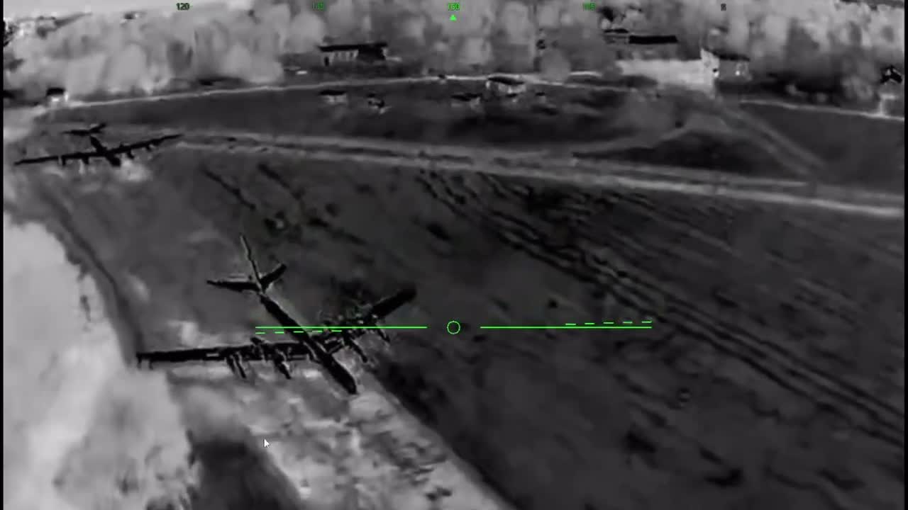 Neben dem Hafen haben ukrainische Drohnen einen Iskander-Raketenwerfer und zwei Tu-142-Kampfflugzeuge auf dem Militärflugplatz in Taganrog angegriffen.