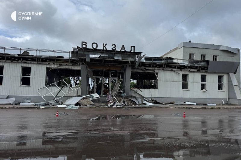 Der Bahnhof und andere Eisenbahninfrastrukturen wurden durch russische Bombardierungen in Schostka beschädigt.