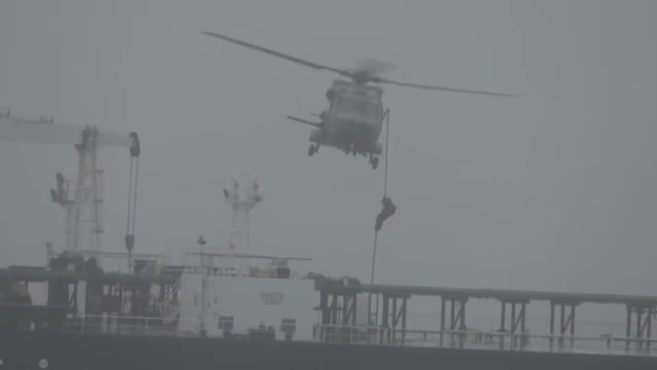 Macron: Die französische Marine hat gestern Vormittag einen weiteren Tanker, die „Tagor, abgefangen, der unter internationale Sanktionen fällt und aus Russland stammt. Unsere Entschlossenheit ist ungebrochen. Diese Operation wurde im Atlantik, in internationalen Gewässern, mit Unterstützung mehrerer Partner, darunter Großbritannien, und unter strikter Einhaltung des Seerechts durchgeführt. Es ist inakzeptabel, dass Schiffe internationale Sanktionen umgehen, gegen das Seerecht verstoßen und den Krieg finanzieren, den Russland seit über vier Jahren gegen die Ukraine führt. Diese Schiffe, die sich nicht an die grundlegendsten Regeln der Seefahrt halten, stellen zudem eine Gefahr für die Umwelt und die Sicherheit aller dar.