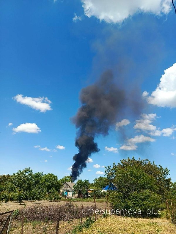 Ein Tankwagen geriet nach einem mutmaßlichen Drohnenangriff in Prymorsk (Odiso Saporischschja) in Brand.