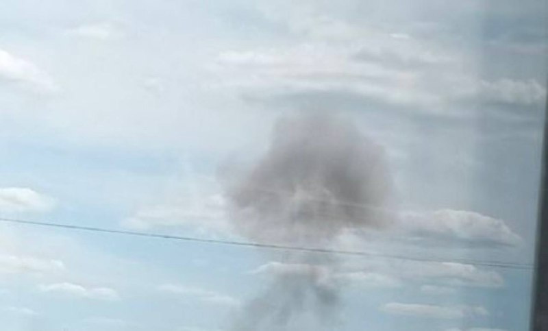 Nach einem mutmaßlichen Drohnenangriff steigt Rauch über der Stadt Dnipro auf.
