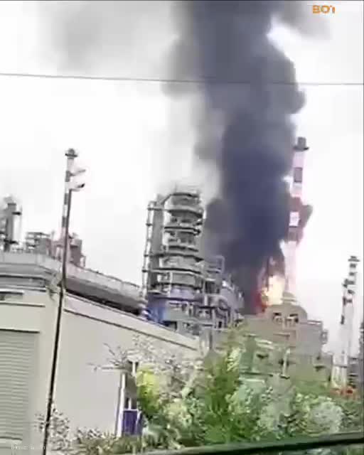 In der Ölraffinerie Antipinskiy in Tjumen wurden Brände und Explosionen gemeldet.