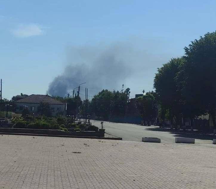Nach dem morgendlichen Beschuss steigt Rauch über Starobilsk auf.
